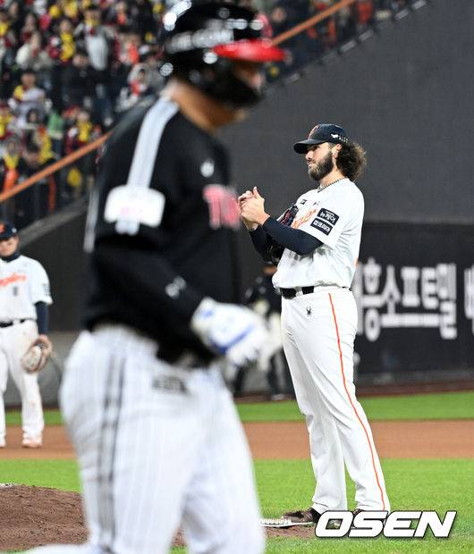 [OSEN=대전, 이대선 기자] 29일 대전 한화생명볼파크에서 2025 신한 SOL Bank KBO리그 포스트시즌 한국시리즈 3차전 한화 이글스와 LG 트윈스의 경기가 열렸다.이날 경기에 한화는 폰세를, LG는 손주영을 선발투수로 내세웠다. 6회초 2사 1루에서 한화 폰세가 LG 김현수에 자동 고의 사구로 출루를 허용하고 있다. 2025.10.29 /sunday@osen.co.kr