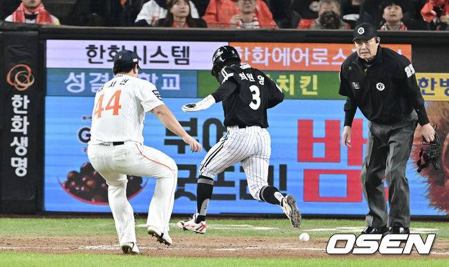 [OSEN=대전, 박준형 기자] 29일 대전시 중구 부사동 대전한화생명볼파크에서 2025 신한 SOL Bank KBO리그 포스트시즌 한국시리즈 3차전 한화 이글스와 LG 트윈스의 경기가 진행됐다.이날 경기에 한화는 폰세를, LG는 손주영을 선발투수로 내세웠다. 8회초 1사 1,3루 LG 오스틴의 타석 폭투를 틈타 3루 대주자 최원영이 득점 올리고 있다. 2025.10.29 / soul1014@osen.co.kr