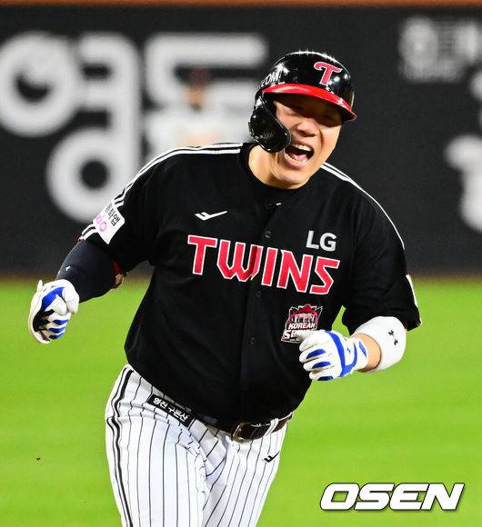 [OSEN=대전, 지형준 기자] 29일 대전시 중구 부사동 대전한화생명볼파크에서 2025 신한 SOL Bank KBO리그 포스트시즌 한국시리즈 3차전 한화 이글스와 LG 트윈스의 경기가 진행됐다.이날 경기에 한화는 폰세를, LG는 손주영을 선발투수로 내세웠다. 4회초 1사에서 LG 김현수가 역전 우중월 솔로포 날리며 포효하고 있다. 2025.10.29 /jpnews@osen.co.kr