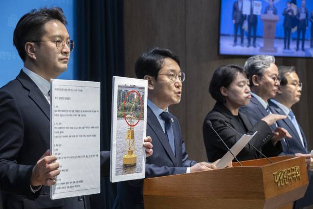 ▲더불어민주당 국회 국토교통위 소속 의원들이 29일 국회에서 한강버스 사고 은폐 규탄 기자회견을 하고 있다. 민주당 국토위원들은 기자회견에서 제보를 통해 확보된 사고보고서와 현장 부표를 공개했다. 민주당 국토위원들은 "한강버스 101호가 지난 10월 17일 오후 8시 45분께 망원 선착장 인근에서 부표와 충돌해 쓰러진 뒤 선체 하부 공간을 통과해 선체 바닥 부근에서 긁히는 충돌음이 지속된 사고 발생했으나 서울시에서는 이 사고 원인과 사고 공개도 하지 않고 있다"라며 "사고 경위와 관련 자료를 공개하고 한강 버스 정식운항 재개 연기와 재검토"를 촉구했다. ⓒ연합뉴스