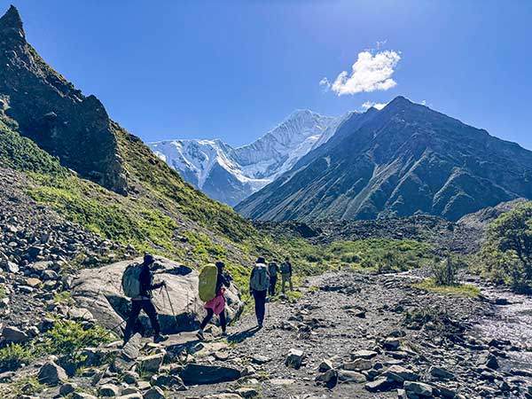 베이스캠프로 향하고 있는 탐사대원들.