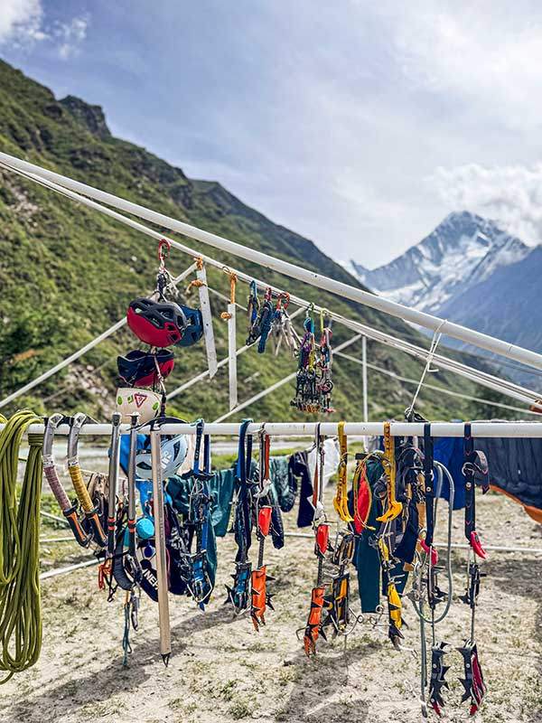 모든 등반을 마친 후 베이스캠프에 장비를 정리해 뒀다.