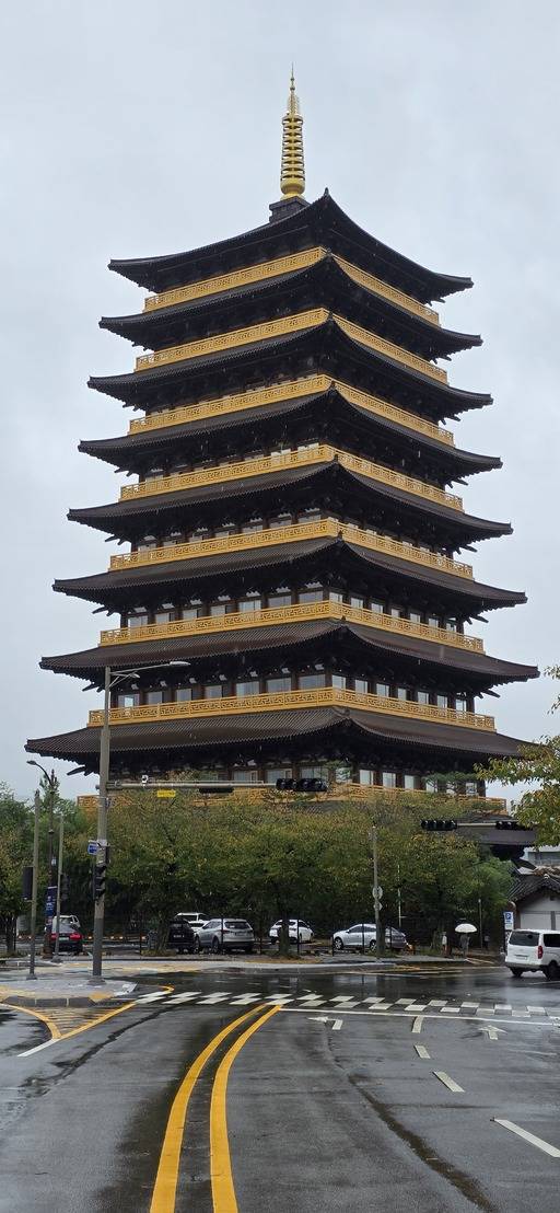 철강으로 황룡사 9층 목탑의 형태(Positive Space)를 재현한 중도타워.