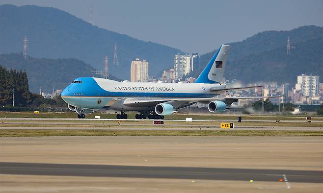 29일 국빈 방한한 도널드 트럼프 미국 대통령의 전용기 에어포스원이 부산 김해국제공항에 착륙하고 있다. 연합뉴스