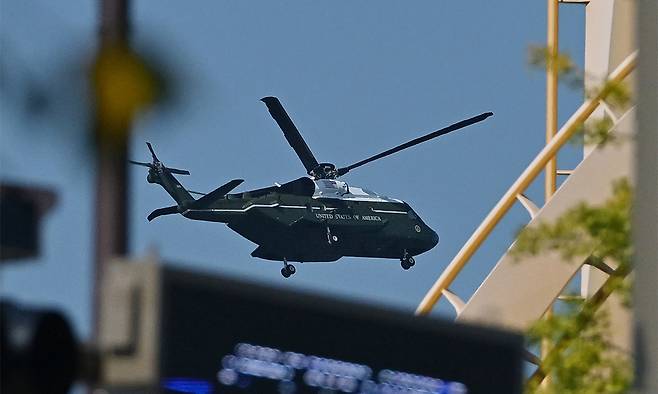 에이펙 정상회의를 계기로 방한한 도널드 트럼프 미국 대통령이 탑승한 헬기 ‘마린원’이 29일&nbsp;경북 경주 보문관광단지의 헬기장에 착륙하고 있다. 경주=남정탁 기