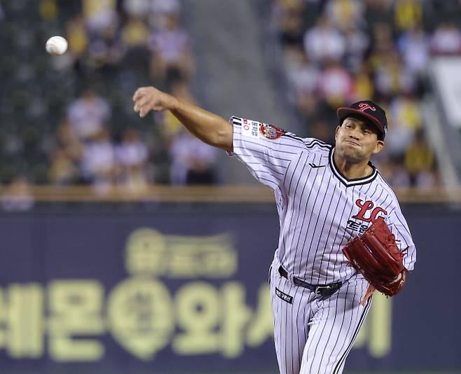 LG 트윈스 요니 치리노스가 지난 1일 서울 잠실야구장에서 열린 2025 KBO리그 NC 다이노스와의 홈 경기에서 공을 던지고 있다. 연합뉴스