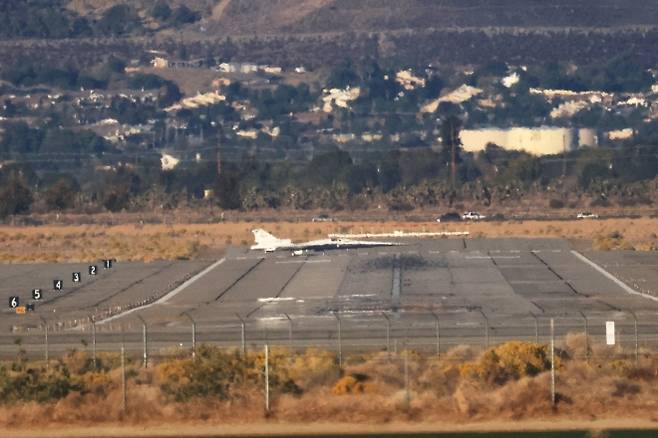 미국 캘리포니아 팜데일 미 공군 제42비행장 활주로에서 NASA의 실험용 조용한 초음속기 X-59 퀘스트(Quesst)가 첫 시험비행에 나서고 있다. 2025년 10월 28일. 로이터 연합뉴스