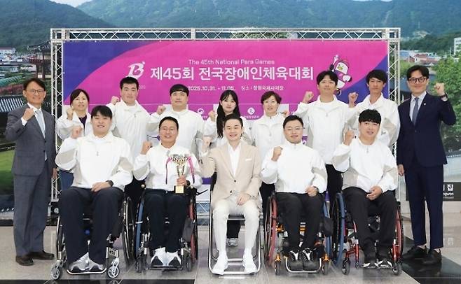 배동현 이사장(앞줄 가운데)이 BDH 파라스와 기념사진을 촬영하고 있다.