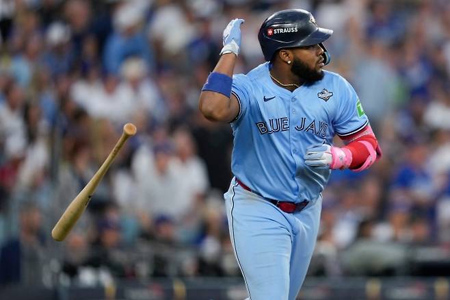 역전 2점 포, 배트 플립하는 게레로 주니어 - 토론토 블루제이스의 블라디미르 게레로 주니어가 28일(현지시간) 미국 캘리포니아주 로스앤젤레스 다저 스타디움에서 열린 2025 메이저리그 월드시리즈(WS·7전4승제) 4차전 LA 다저스와 경기 3회 초 오타니 쇼헤이로부터 역전 2점 홈런을 친 후 배트를 던지고 있다. 로스앤젤레스 AP 뉴시스