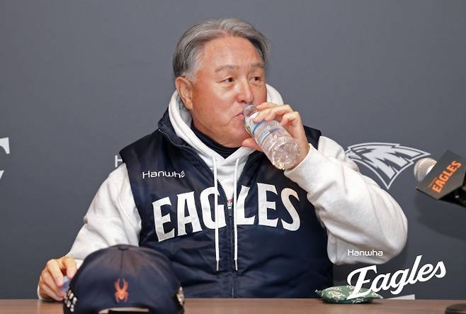 김경문 한화 이글스 감독이 29일 대전 한화생명볼파크에서 열리는 2025 KBO 한국시리즈 3차전 LG 트윈스와의 홈 경기를 앞두고 물을 마시고 있다. 한화 이글스 제공