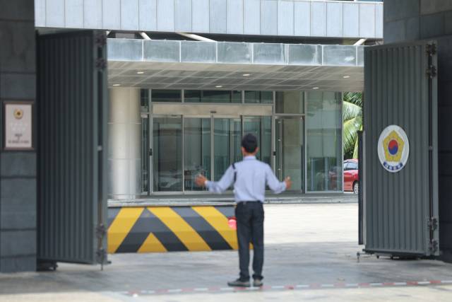 프놈펜에 위치한 주캄보디아 대사관 문이 열리는 모습. 연합뉴스