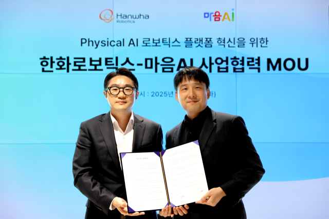 정병찬(왼쪽) 한화로보틱스 대표이사가 최홍섭 마음AI 대표이사와 피지컬 AI 분야 협력을 위한 양해각서를 체결하고 기념 촬영을 하고 있다. 사진 제공=한화로보틱스