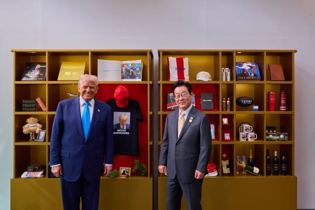 이재명 대통령과 도널드 트럼프 미국 대통령이 29일 경북 경주박물관에서 정상회담에 앞서 트럼프 굿즈 전시품을 관람한 후 기념촬영을 하고 있다. 연합뉴스