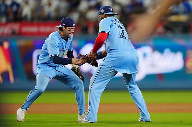 토론토 블라디미르 게레로 주니어(오른쪽)와 어니 클레멘트가 29일(한국시간) 다저스타디움서 열린 LA 다저스와 WS 4차전에서 승리한 뒤 세리머니를 하고 있다. 전날 연장 18회말 끝에 패한 후유증을 극복한 토론토는 6-2로 승리하며 2승2패로 균형을 맞췄다. LA｜AP뉴시스