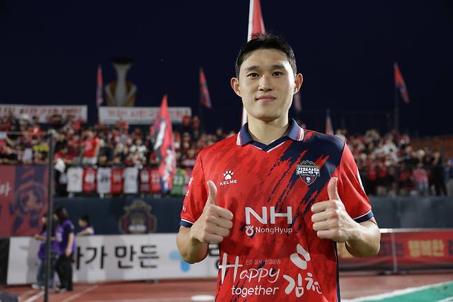 이동경은 28일 김천에서 전역한 뒤 곧장&nbsp;울산 클럽하우스로 복귀했다. 그는 울산&nbsp;구단 인터뷰에서 “1년 6개월 군 복무 기간&nbsp;동안 뜻깊은 시간을 보냈다. 이제 울산의 성적을 위해 최선을 다하겠다”며&nbsp;복귀 소감을 밝혔다.&nbsp;사진제공｜울산 HD