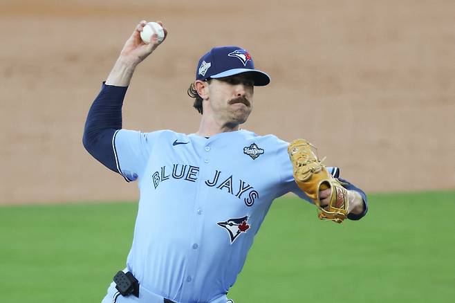 셰인 비버가 29일 미국 캘리포니아주 로스앤젤레스의 다저스타디움에서 열린 LA 다저스와 2025 메이저리그 월드시리즈 4차전에 선발등판해 공을 던지고 있다.  로스앤젤레스 | Imagn Images연합뉴스