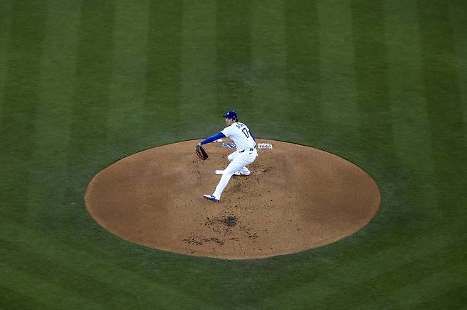 LA 다저스 오타니 쇼헤이가 29일 토론토와의 월드시리즈 4차전에 선발 등판, 역투하고 있다. EPA연합뉴스