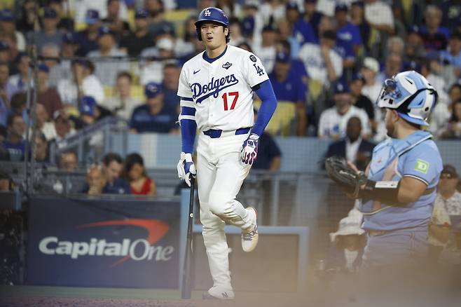 LA 다저스 오타니가 29일 토론토와의 WS 4차전 5회말 타석에서 아쉬운 표정을 짓고 있다. EPA연합뉴스