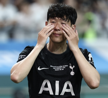 토트넘 손흥민이 3일 뉴캐슬전을 마친 뒤 눈물을 흘리고 있다. 연합뉴스