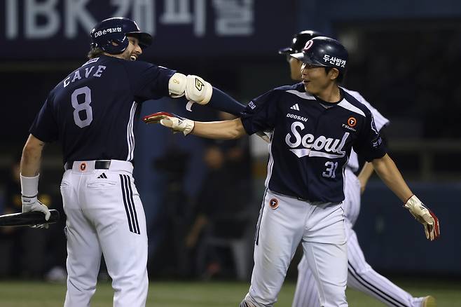 9월30일 잠실 LG전에 출전한 두산 제이크 케이브(왼쪽)와 정수빈. 두산베어스 제공