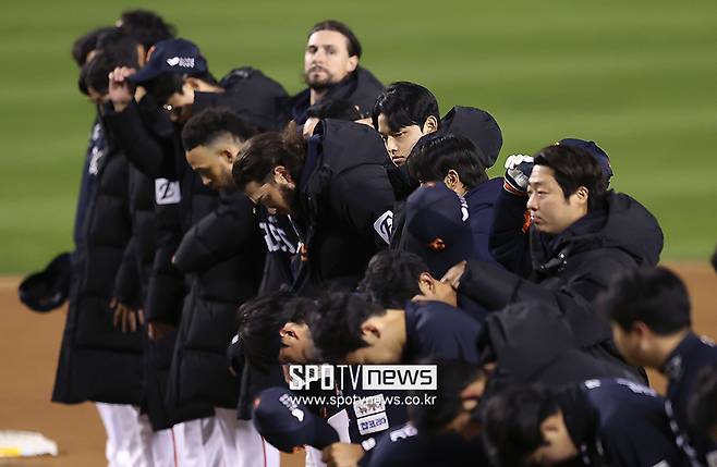 ▲ 한화 선수들이 LG 트윈스와의 한국시리즈 경기에서 패한 뒤 팬들에게 인사하고 있다. ⓒ곽혜미 기자