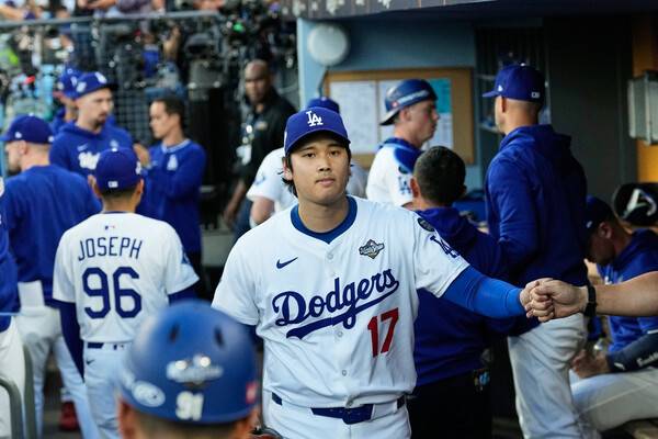 ▲ LA다저스와 토론토 블루제이스는 월드시리즈 3차전에서 무려 18회 승부를 벌였다. 오타니 쇼헤이는 무려 9출루를 했다. ⓒ연합뉴스/AP/REUTERS