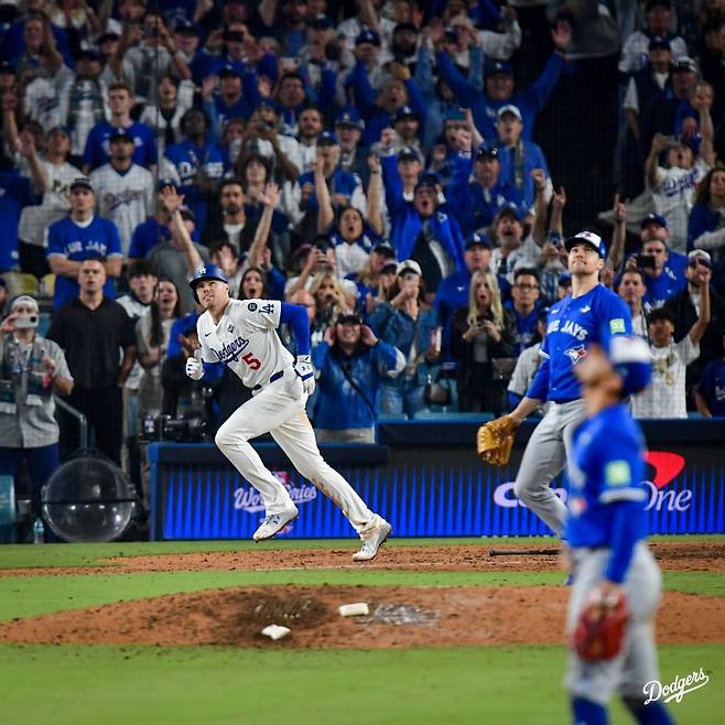 프리먼이 타구를 바라보고 있다. /사진=LA 다저스 공식 SNS