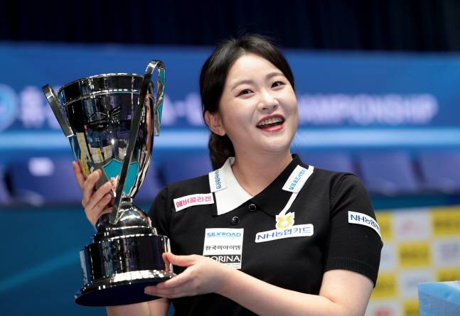 김민아가 27일 2025~2026시즌 6차 투어 '휴온스 PBA-LPBA 챔피언십' LPBA 결승에서 우승을 차지한 뒤 트로피를 들고 포즈를 취하고 있다. /사진=PBA 투어 제공