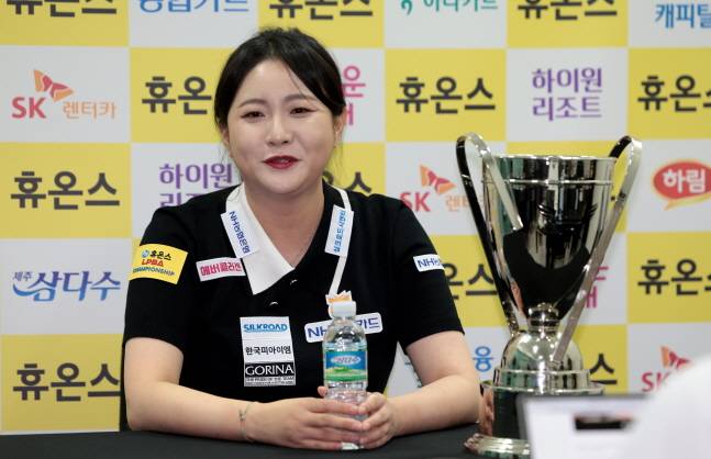 경기 후 기자회견에 나서 취재진의 질문에 답하는 김민아. /사진=PBA 투어 제공