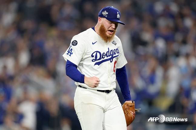 다저스 윌 클라인이 28일(한국시간) 열린 2025 MLB 월드시리즈 3차전에서 이닝을 마친 후 포효하고 있다. /AFPBBNews=뉴스1