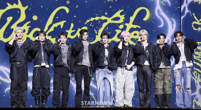 그룹 앤팀(&TEAM)이 28일 서울 용산구 블루스퀘어에서 진행된 한국 데뷔 앨범 발매 기념 쇼케이스에서 포즈를 취하고 있다. /2025.10.28 /사진=김휘선 hwijpg@