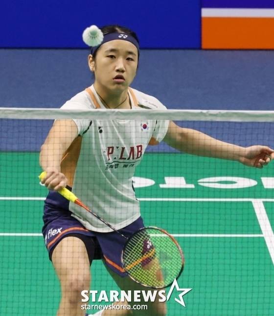 '2025 수원 빅터 코리아오픈 배드민턴 선수권대회(슈퍼500)'가 24일 수원실내체육관에서 열렸다.  안세영이 야마구치 아카네(일본)와의 단식 결승전에서 연타 공격을 하고 있다. /사진=김진경 대기자
