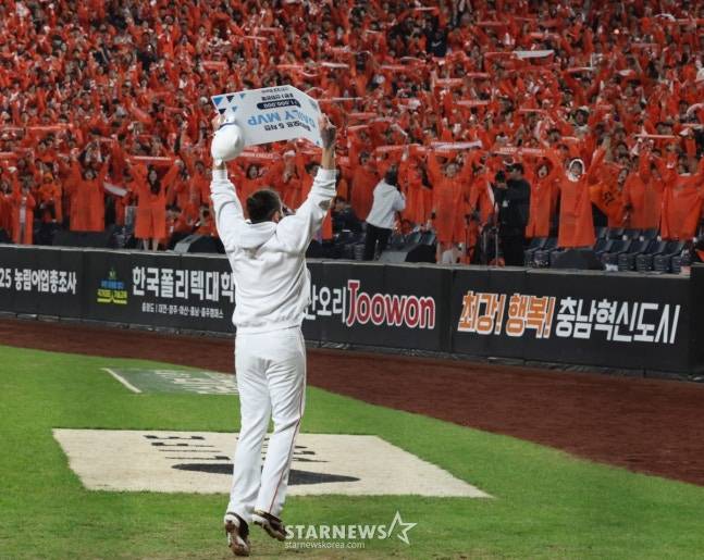 2025 KBO리그 플레이오프 5차전 한화 이글스 대 삼성 라이온즈전이 24일 대전 한화생명 볼파크에서 열렸다.  한화가 삼성에 11-2로 승리하며 한국시리즈 진출을 확정했다. 한화 폰세가 MVP 수상 후 팬들과 소통하고 있다. /사진=김진경 대기자
