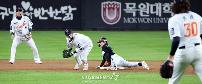 [한번에쓱] '1회초 1사 1루,  폰세의 악송구 이도윤의 호수비로 마무리'