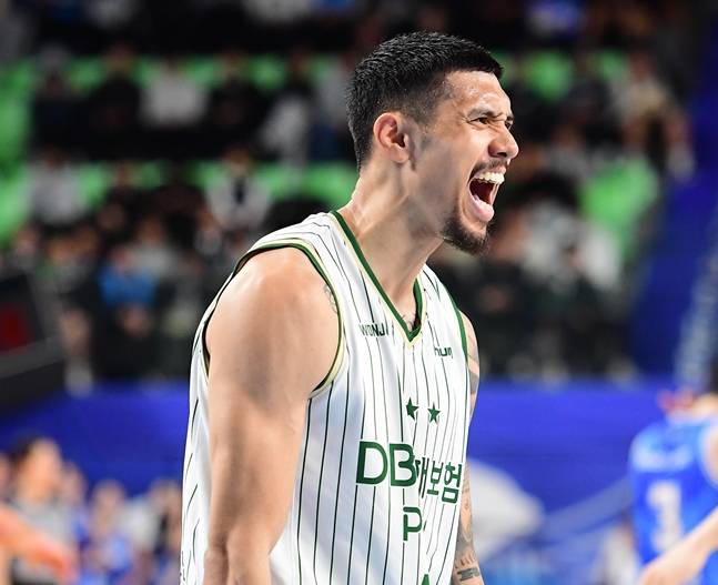 포효하는 알바노. /사진=KBL