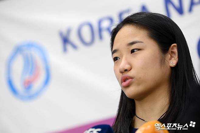 여자 배드민턴 단식 세계랭킹 1위 안세영이 프랑스 오픈 우승을 차지한 뒤 28일 인천국제공항 제2여객터미널을 통해 귀국했다. 사진 고아라 기자