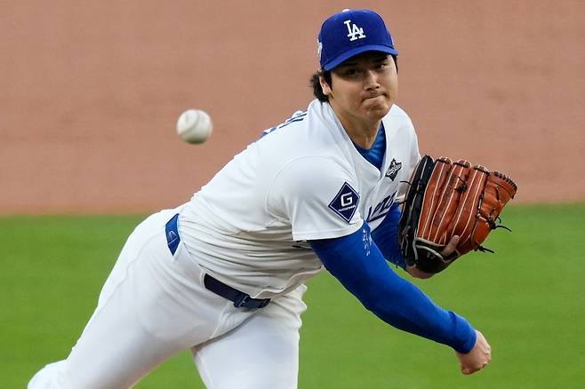 LA 다저스 오타니 쇼헤이가 9일(한국시간) 미국 캘리포니아주 로스앤젤레스의 다저스타디움에서 열린 2025 미국 메이저리그(MLB) 포스트시즌 토론토 블루제이스와의 월드시리즈(WS) 4차전에 선발 등판해 6이닝 6피안타(1피홈런) 1볼넷 6탈삼진 4실점으로 패전투수가 됐다. AP 연합뉴스