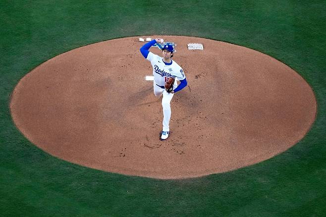 LA 다저스 오타니 쇼헤이가 9일(한국시간) 미국 캘리포니아주 로스앤젤레스의 다저스타디움에서 열린 2025 미국 메이저리그(MLB) 포스트시즌 토론토 블루제이스와의 월드시리즈(WS) 4차전에 선발 등판해 6이닝 6피안타(1피홈런) 1볼넷 6탈삼진 4실점으로 패전투수가 됐다. AP 연합뉴스