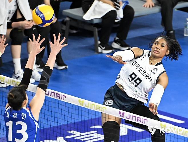 공격하는 한국도로공사의 모마(오른쪽) [한국배구연맹 제공. 재판매 및 DB 금지]