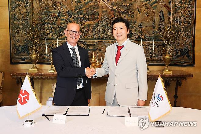 대한체육회, 2026 동계올림픽 코리아하우스 운영 (서울=연합뉴스) 대한체육회가 2026 밀라노·코르티나담페초 동계올림픽 기간 운영될 '코리아하우스'와 관련해 유승민 회장(오른쪽)이 다비데 우자이 이탈리아환경기금 대표와 코리아하우스 협약식에서 기념 촬영하고 있다. 2025.6.27 [대한체육회 제공. 재판매 및 DB 금지]