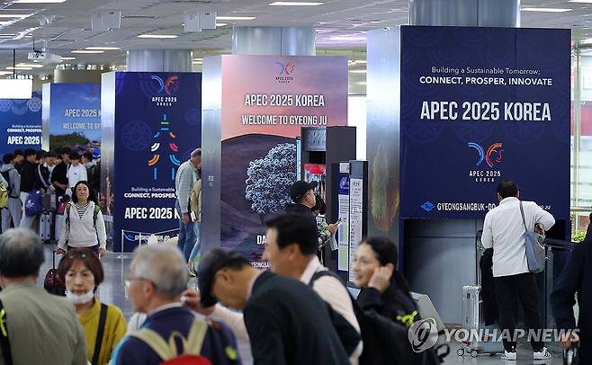 APEC 분위기로 가득한 김해공항 (부산=연합뉴스) 손형주 기자 = 아시아태평양경제협력체(APEC) 정상회의 기간 주 공항으로 사용되는 부산 강서구 김해국제공항 국제선 청사에 APEC 환영 웰컴존이 꾸며져 있다. 2025.10.22 handbrother@yna.co.kr