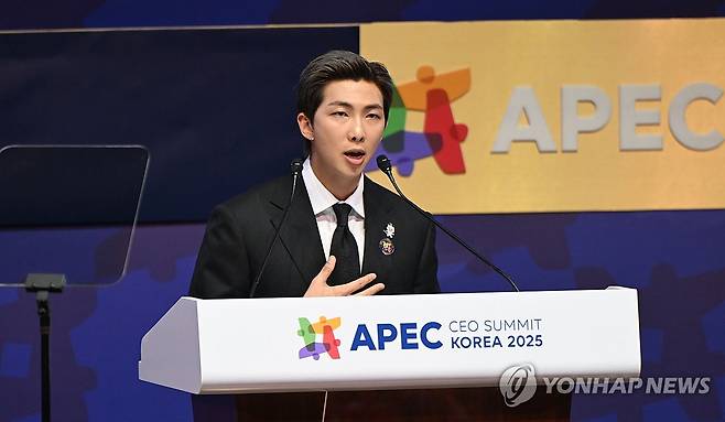 APEC CEO 서밋, 연설하는 BTS RM (경주=연합뉴스) 한종찬 기자 = 그룹 방탄소년단(BTS)의 리더 RM이 29일 경북 경주 예술의전당에서 열린 '2025 아시아태평양경제협력체 최고경영자 서밋(APEC CEO SUMMIT)'에 참석해 'APEC 지역 내 문화산업과 K-컬처 소프트파워'를 주제로 연설하고 있다. 2025.10.29 [공동취재] saba@yna.co.kr