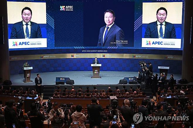 최태원 회장, 2025 APEC CEO 서밋 개회사 (경주=연합뉴스) 한종찬 기자 = 최태원 대한상공회의소 회장 겸 SK그룹 회장이 29일 경북 경주예술의전당에서 열린 2025 아시아태평양경제협력체(APEC) 정상회의 최고경영자(CEO) 서밋 개회식에서 개회사를 하고 있다. 2025.10.29 [공동취재] saba@yna.co.kr