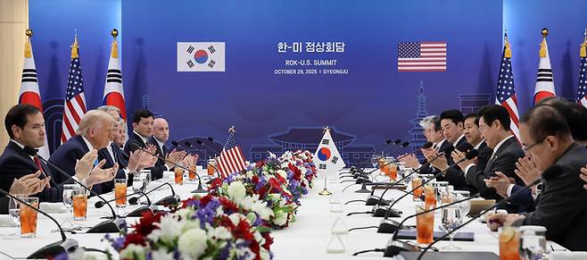 이재명 대통령과 도널드 트럼프 미국 대통령이 29일 경북 경주박물관에서 한미 정상회담을 하고 있다. 사진=연합뉴스