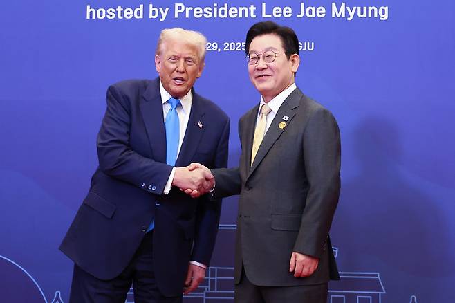 이재명 대통령이 29일 경북 경주 힐튼호텔 그랜드볼룸에서 열린 대통령 주최 정상 특별만찬에 앞서 도널드 트럼프 미국 대통령을 영접하고 있다. 연합뉴스