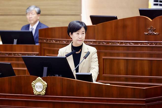 엄소영 의원이 성성호수공원 과선교 개설에 대한 차질 없는 사업 추진을 당부했다.(의회 제공)