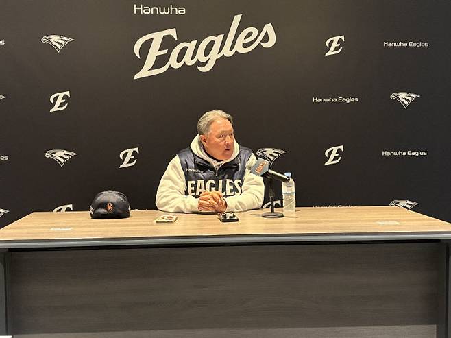 김경문 한화 이글스 감독이 30일 대전 한화생명볼파크에서 열리는 한국시리즈 4차전 경기가 끝난 뒤 취재진과 인터뷰를 하고 있다.(사진=심효준 기자)