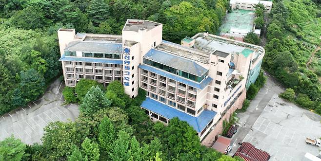 광주시가 369억 원을 들여 매입한 옛 신양파크호텔이 4년째 방치되고 있다. /임문철 기자