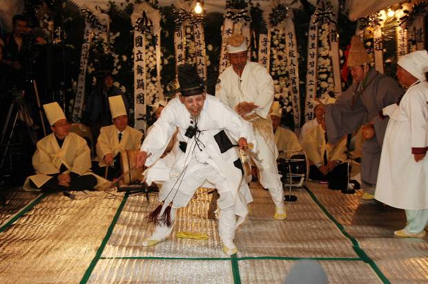 진도 고유의 장래문화인 다시래기. 다시래기는 국가무형문화재(제 81호)로 마을 상여꾼들이 상제를 위로하고 죽은 자의 극락왕생을 축원하기 위해 펼친 상여놀이를 일컫는다.  <목포대 도서문화연구원 송기태 교수 제공>