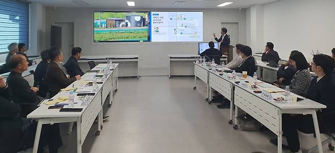 ▲ 의성군 관계자와 한국농어촌공사·KT 등 참석자들이 28일 의성 디지털농업지원센터 회의실에서 노지 스마트농업 시범사업 현황보고회를 열고, 드론 데이터 수집과 자동 관수 시스템 운영 과정을 모니터 화면을 통해 살펴보고 있다. 의성군